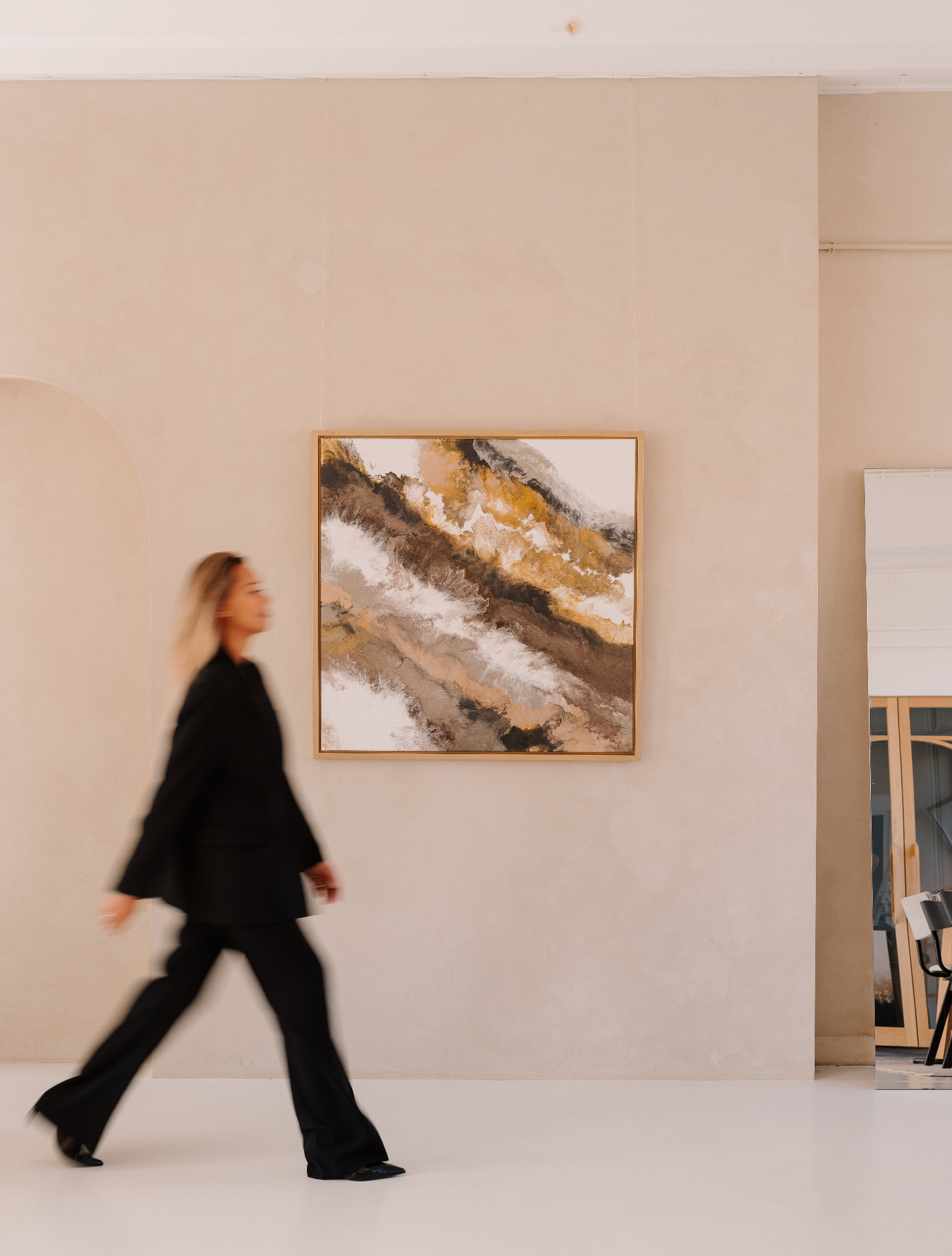 Michelle Daisy bij een schilderij in de studio.