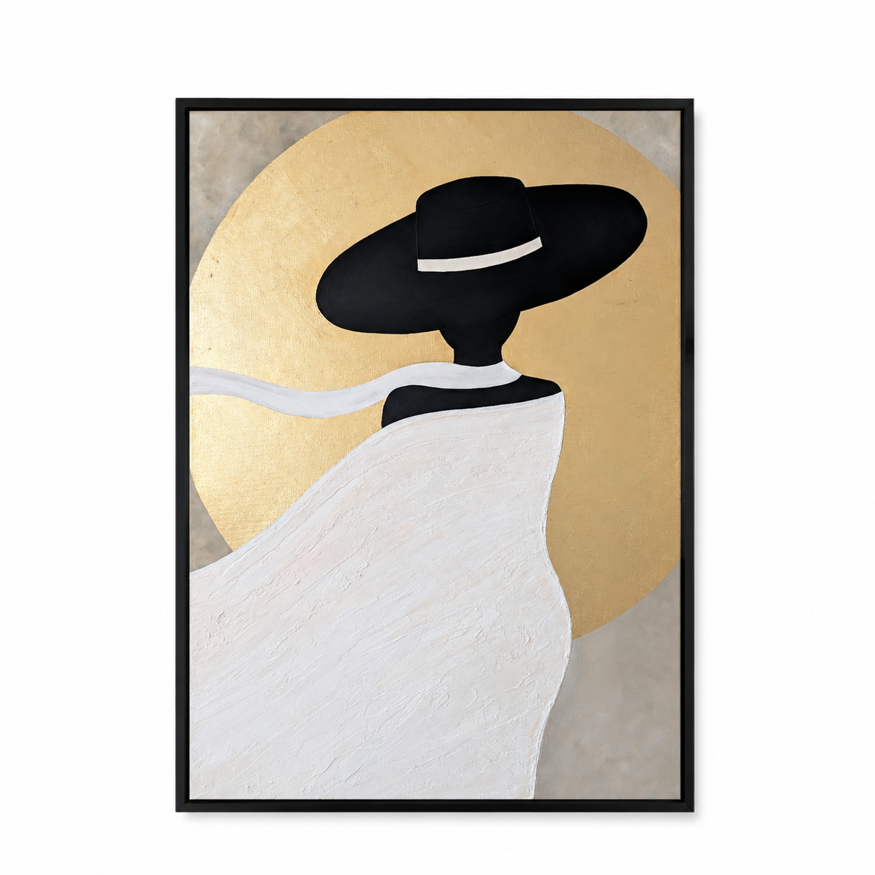 The Muse Collection schilderij Golden Grace met vrouwelijk silhouet, zwarte hoed en gouden cirkel.